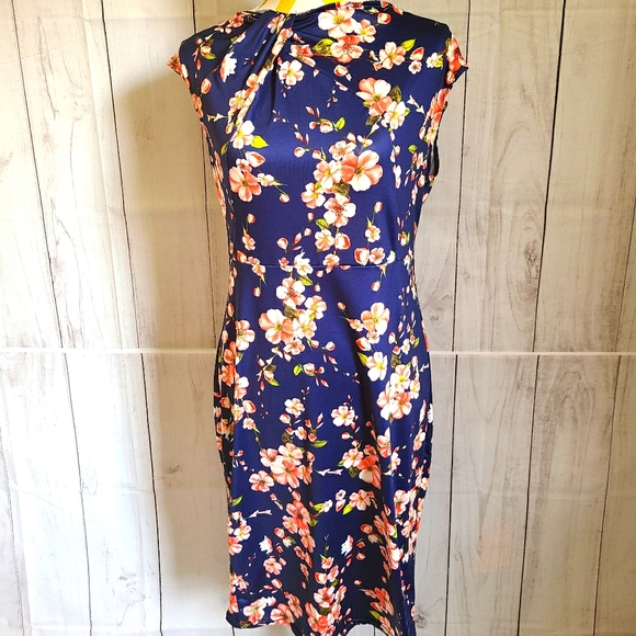 Floral twist neckline dress - Picture 2 of 8